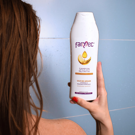 Șampon Nutritiv Farmec cu ulei de argan și vitamina A, pentru repararea părului deteriorat și vopsit.