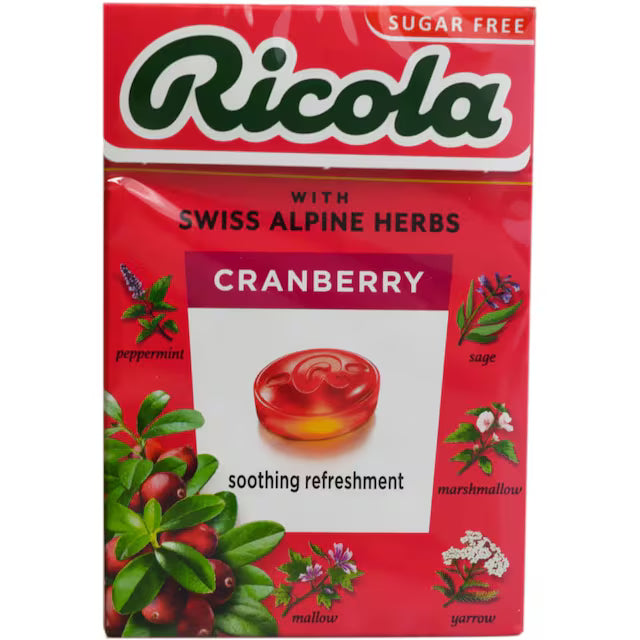 Dropsuri Ricola Cranberry fără zahăr, cu amestec de 13 plante elvețiene și suc de merișoare, pentru calmarea gâtului iritat.